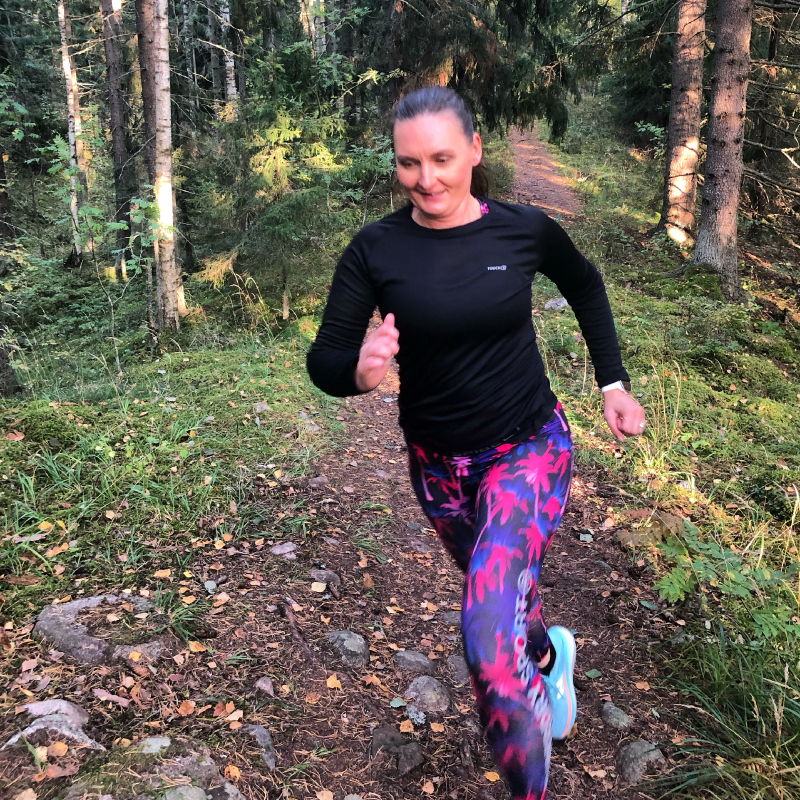 Kuvassa on Johanna Nikander juoksemassa Tammelan lenkkipolulla.
